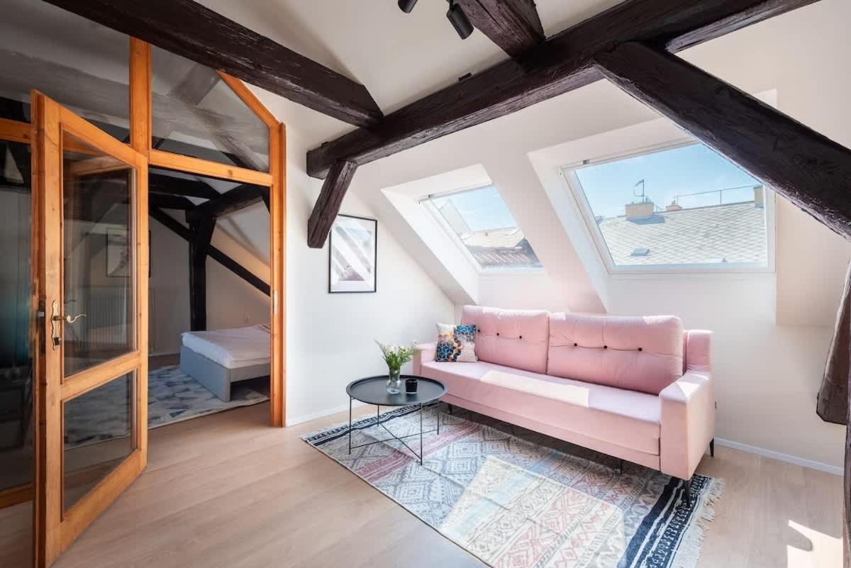 Wonderful Romantic Old Town Apartment *